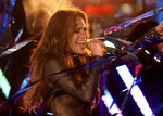 Jennifer-Lopez-dressed-1547569.jpg