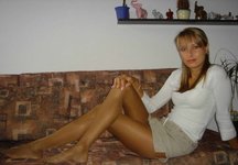 симпатичная-женщина-позирует-дома.jpg