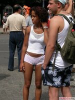 perdos_ru-polovye_guby_devushek_vydelyayutsya_cherez_uzkie_shortiki-142318029614.jpg